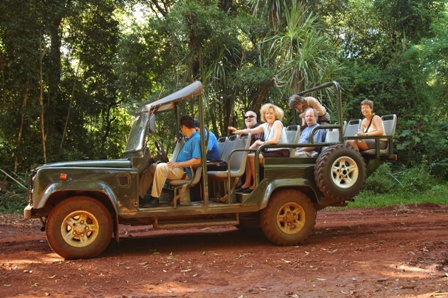 In de jeep, Iguazu